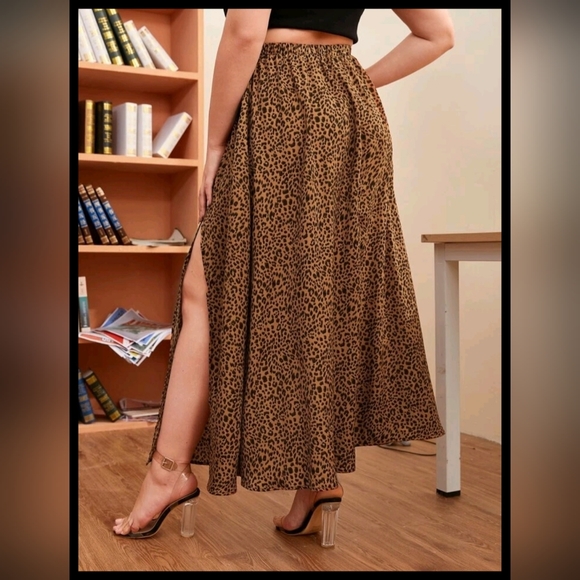 Split Thigh Leopard Print Maxi Skirt - Picture 2 of 4